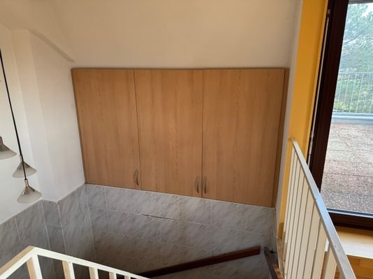 Einbauschrank im Treppenbereich zum Dachboden