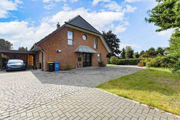 Frontansicht mit Auffahrt