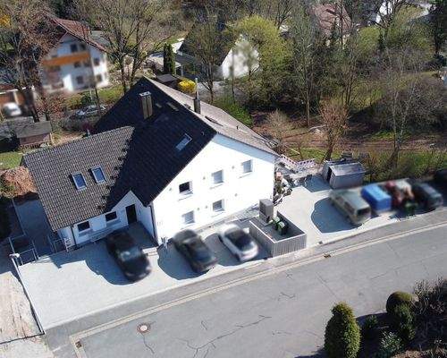 Haus von oben mit Parkplätzen