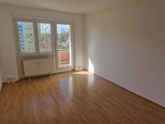Wohnzimmer mit Balkon