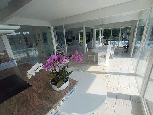 Sonne satt in hellen Räumen