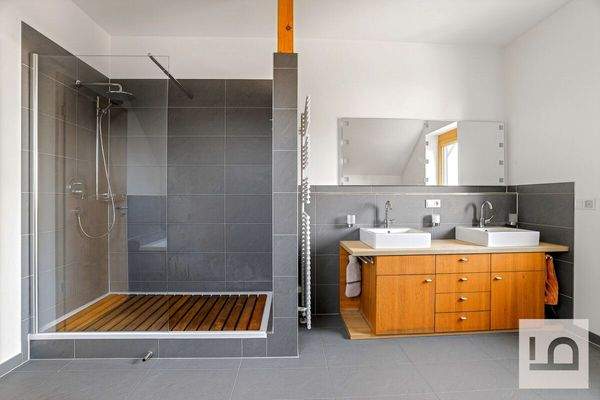 Bad im 1. OG mit XXL-Dusche