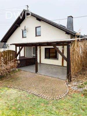 Überdachte Terrasse mit Gartenzugang