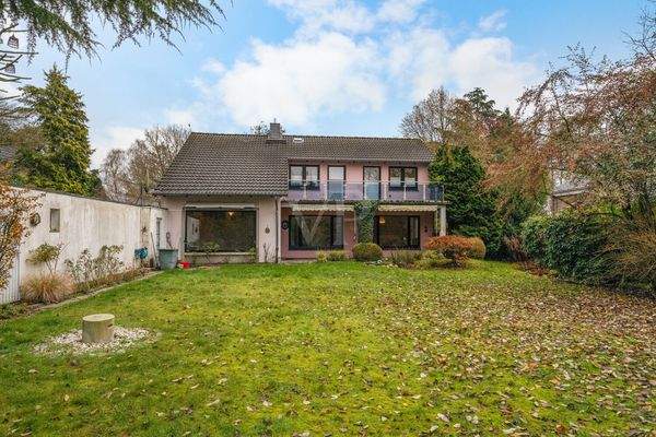 Garten und Haus mit Garage von hinten