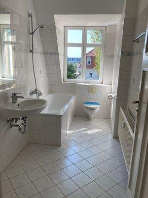 Tageslichtbad mit Wanne