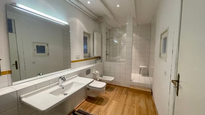 2. Badezimmer mit Dusche und Bidet