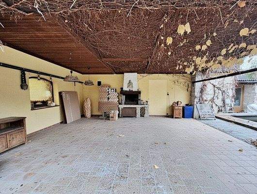 private Terrasse neben dem Pool (mit KI-Hilfe schon vorab von Altmöbeln befreit dargestellt)