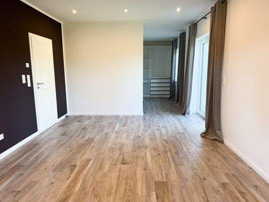 Hauptschlafzimmer mit Ankleidebereich