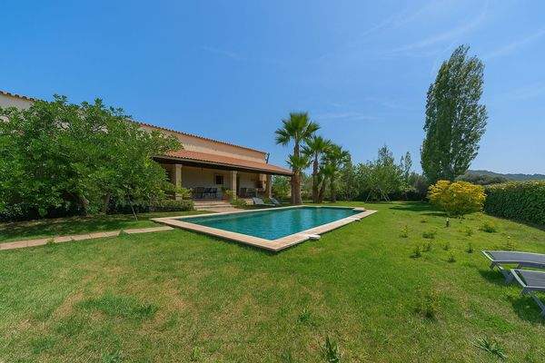 Mediterraner Garten mit Pool und überdachter Terrasse