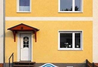 Hausansicht mit Logo