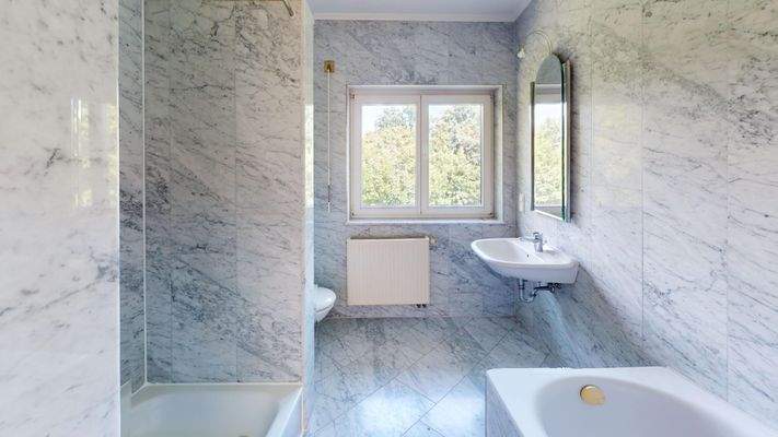 Tageslichtbad mit Dusche und Wanne im OG