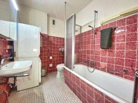 Das Bad ist groß genug, um Waschmaschine und Trockner unterzubringen