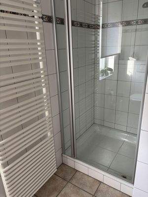 kleines Bad mit Dusche