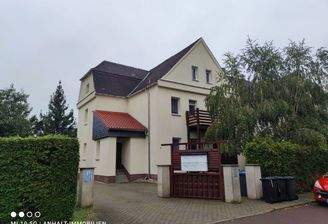 Einfahrt und Eingang