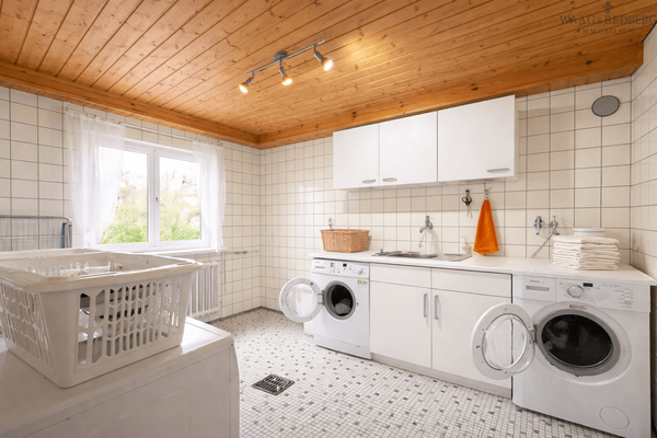 Waschküche im Keller mit Fenster