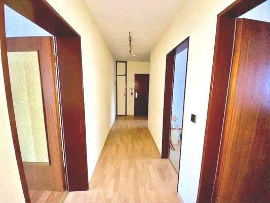 Schnörkellos verbindet der Flur die Räume