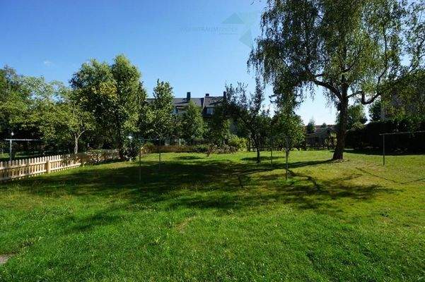 großzügiger Hausgarten