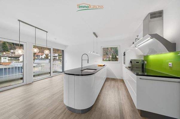 Moderne Küche mit Kücheninsel