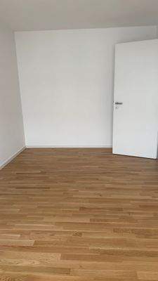 Leere Wohnung mit Holzboden