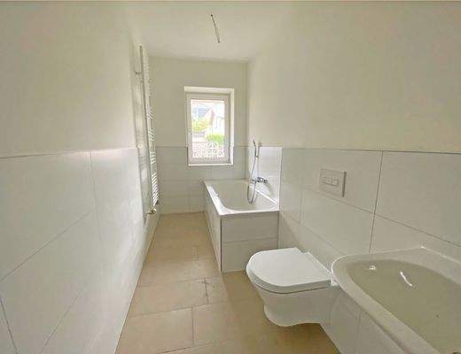 Bad 2 mit Tageslicht und Wanne