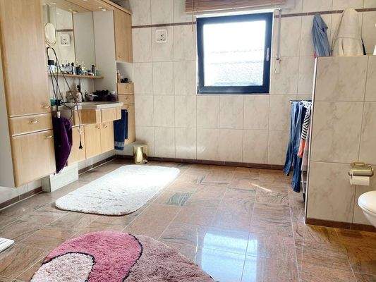 mit gr. Whirlpool + Dusche.