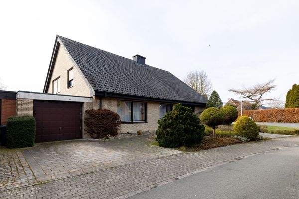 Front mit Garage