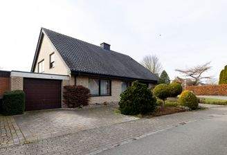 Front mit Garage