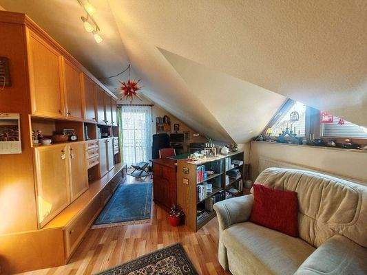 Arbeits- Kinderzimmer mit Gaubenfenster und bodent