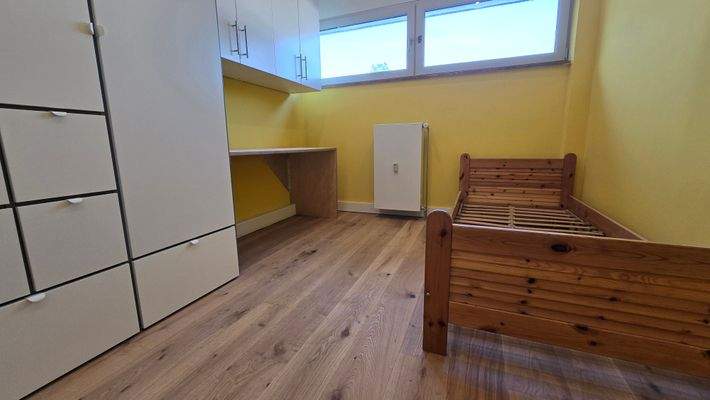 mit Schreibtisch und Bett