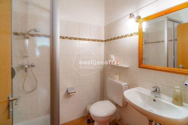 Hell gefliestes Duschbad