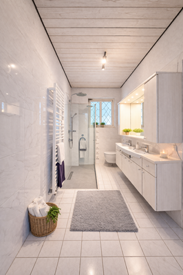 EG: Bad-en-Suite mit direktem Zugang zum Schlafzimmer