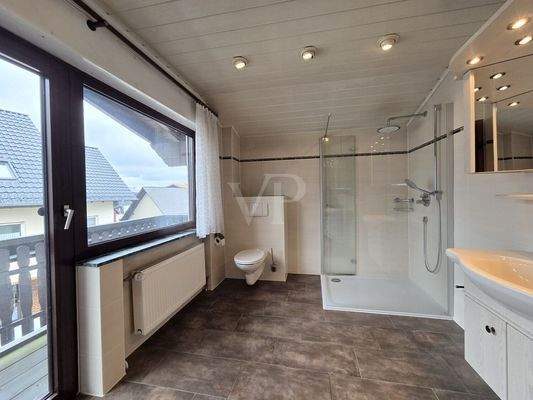 Tageslichtbad mit Zugang zum Balkon