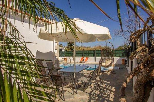 Kreta, Maleme: Traditionelles kretisches Haus zu verkaufen, nur wenige Schritte vom Strand entfernt