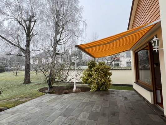 Terrasse mit großer elektrischer Markise