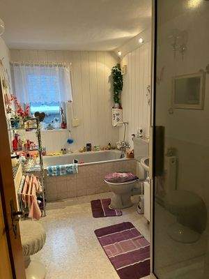 Bad mit Dusche, Badewanne, WC