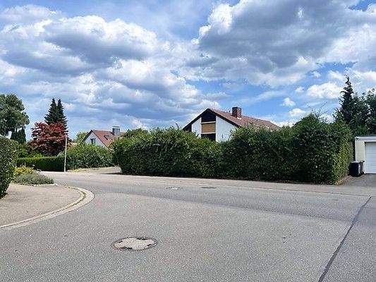 Vorderansicht von Strasse her 