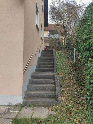 Außenzugang zur Terrasse und den Gartenebenen