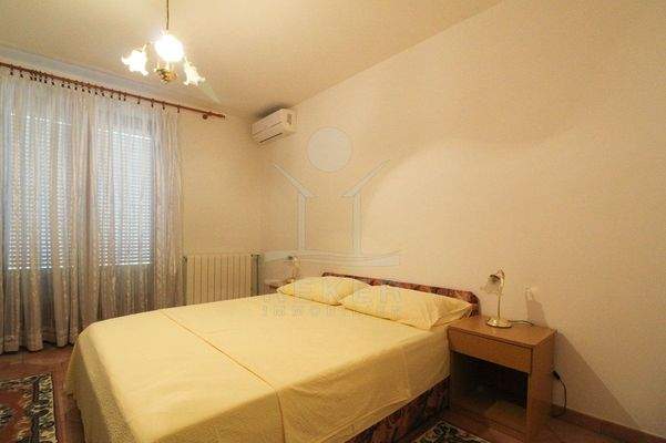 Eine Klimaanlage sorgt für die richtige Zimmertemperatur