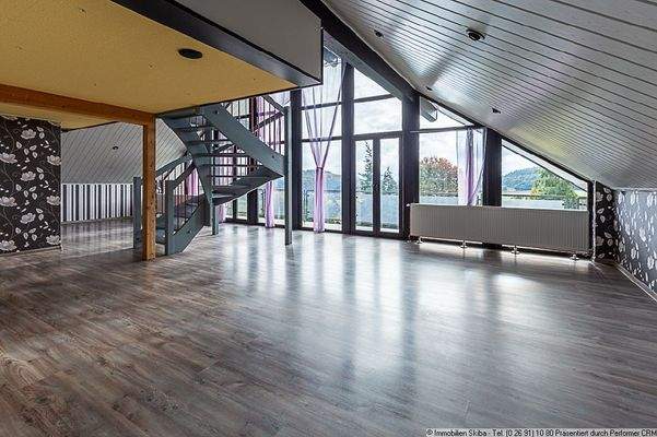 großer Wohn- und Essbereich