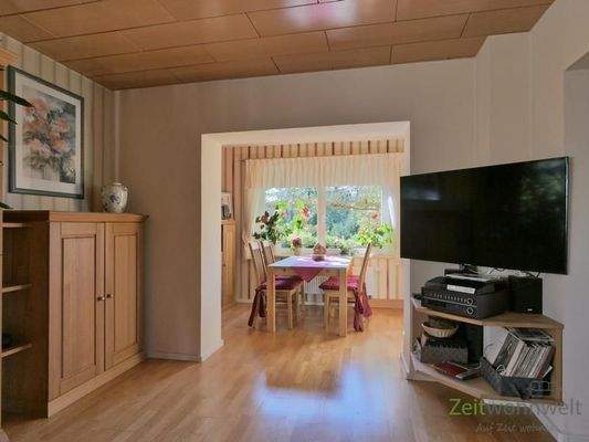 Blick zu Esstisch und TV