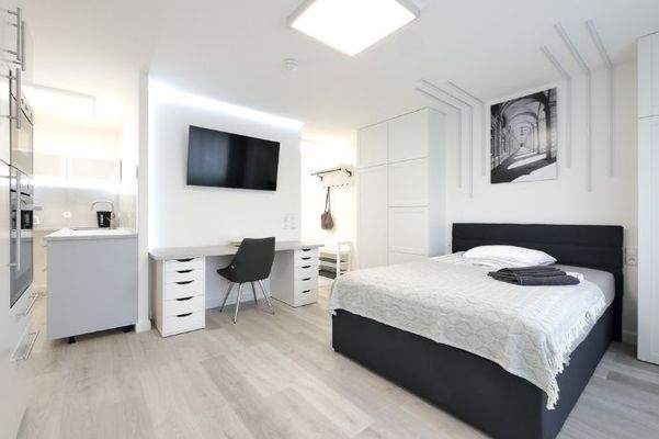 034 4 Schreibtisch, TV (1 von 1)