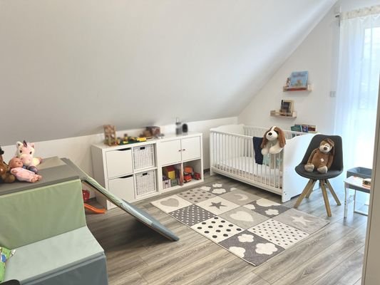 große, gut nutzbare Kinderzimmer