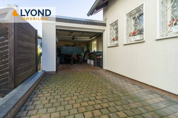 Einfahrt / Garage