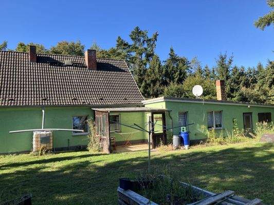 Rückseite mit Anbau und Terrasse