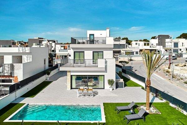 Luxurious Detached Villas with Pools in San Miguel de Salinas
