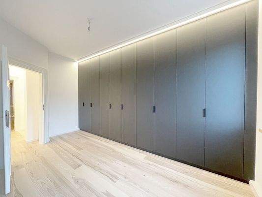 Rund 5 m langer beleuchteter Einbauschrank