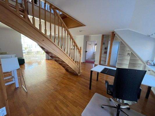 Büro mit Zugang zum Spitzboden