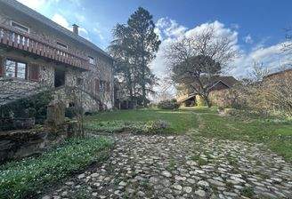 Wohnhaus mit großem Grundstück