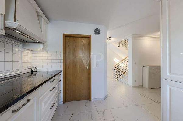 Offene Küche mit Speisekammer