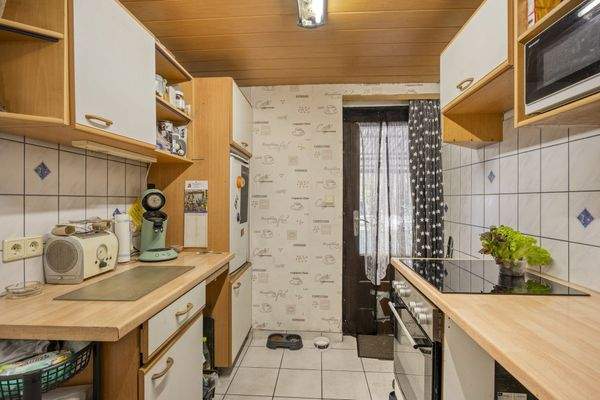 Küche linke Haushälfte mit Zugang zum Garten